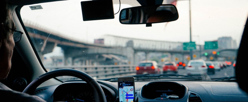 La cour de cassation considère désormais qu’Uber est lié à ses chauffeurs par un contrat de travail