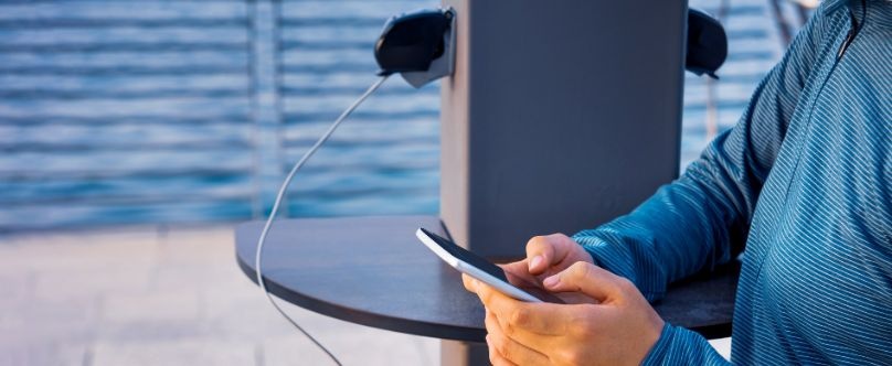 Juice Jacking : Le FBI met en garde les utilisateurs contre les stations de recharge gratuites publiques